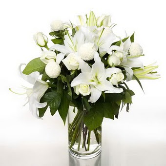  Karaman hediye çiçek yolla  1 dal cazablanca 7 adet beyaz gül vazosu