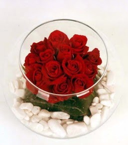 Cam fanusta 11 adet kırmızı gül  Karaman çiçek siparişi sitesi 