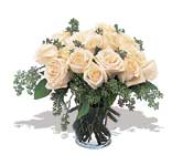 11 adet beyaz gül vazoda  Karaman ucuz çiçek gönder 