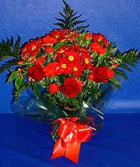  Karaman online çiçek gönderme sipariş  3 adet kirmizi gül ve kir çiçekleri buketi