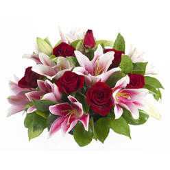 güller ve kazablnaklardan aranjman  Karaman yurtiçi ve yurtdışı çiçek siparişi   