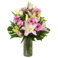 vazo içerisinde karisik mevsim çiçekleri  Karaman anneler günü çiçek yolla 