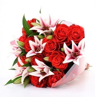  Karaman hediye sevgilime hediye çiçek  3 dal kazablanka ve 11 adet kırmızı gül