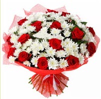 11 adet kırmızı gül ve beyaz kır çiçeği  Karaman uluslararası çiçek gönderme 