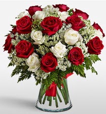 Vazoda 12 kırmızı 12 beyaz gül tanzimi  Karaman kaliteli taze ve ucuz çiçekler 