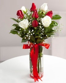 5 kırmızı 4 beyaz gül vazoda  Karaman çiçek mağazası , çiçekçi adresleri 