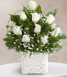 9 beyaz gül vazosu  Karaman çiçekçiler 