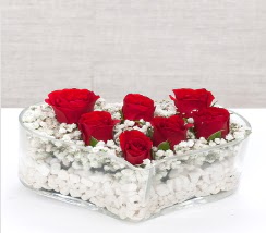 kalp içerisinde 7 adet kırmızı gül  Karaman hediye sevgilime hediye çiçek 