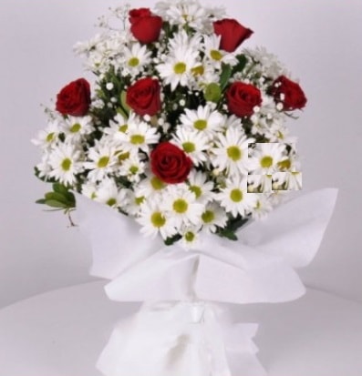 7 adet kırmızı gül ve papatyalar krizantem  Karaman uluslararası çiçek gönderme 