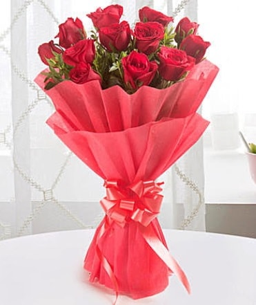 12 adet kırmızı gülden modern buket  Karaman çiçekçi mağazası 